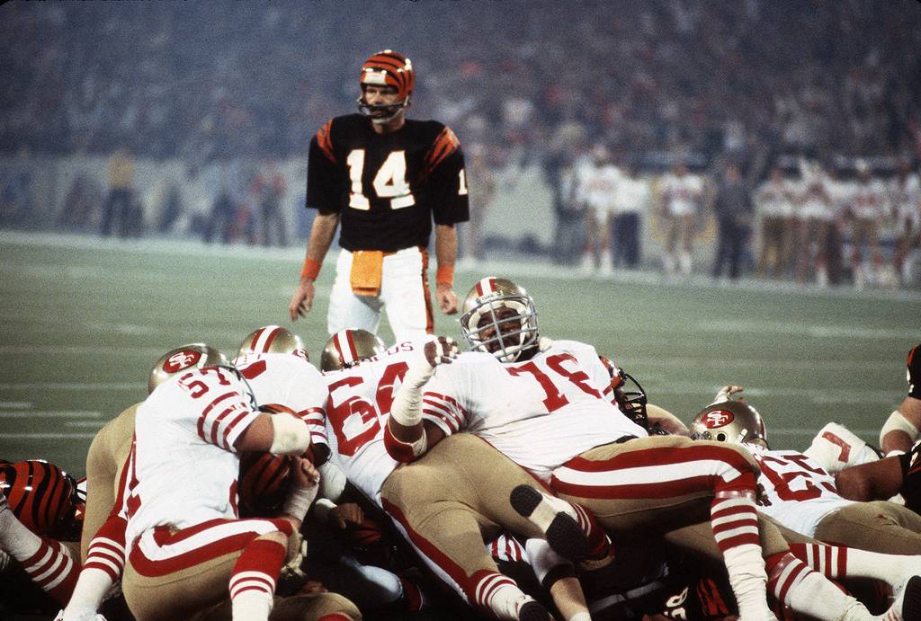 Cincinnati Bengals quarterback Ken Anderson surveys the field after San Francisco's goal-line stand stopped running back Charles Alexander on a short pass reception in the Super Bowl on Sunday, Jan. 24, 1982.