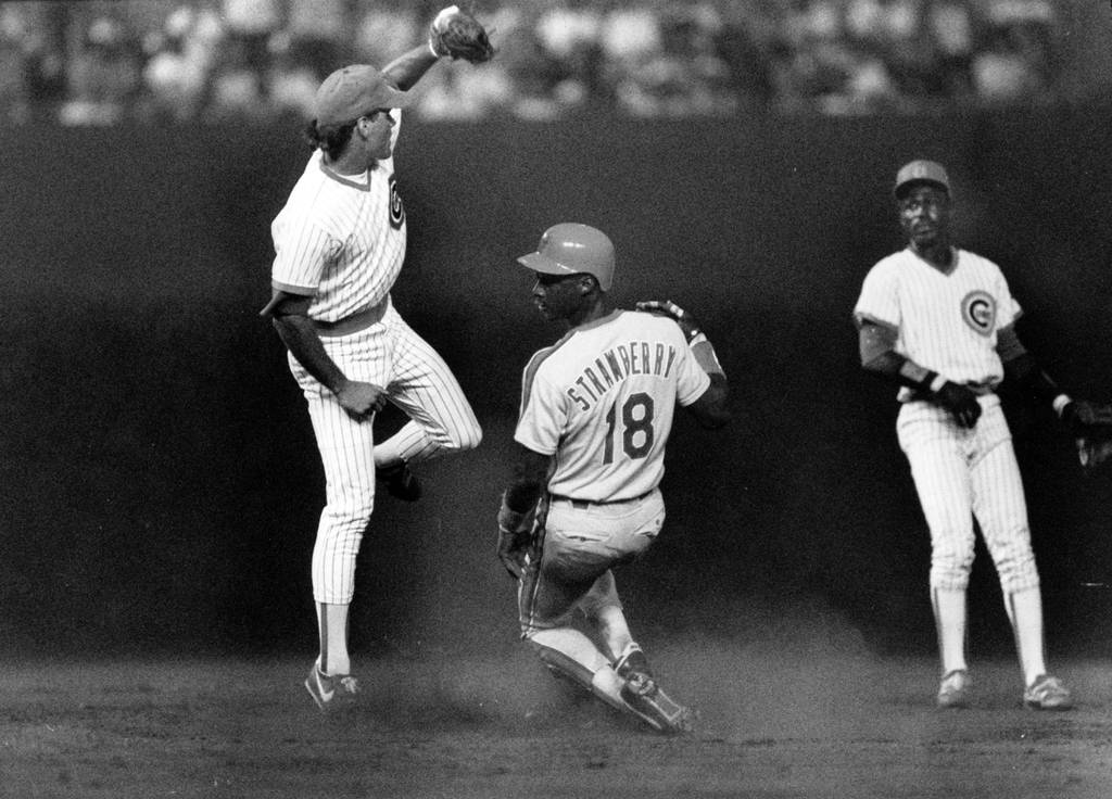 The Mets' Darryl Strawberry steals second base in the fourth inning on Aug. 9, 1988, as second baseman Ryne Sandberg takes the throw. 